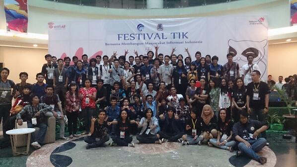 RelawanTIK's tweet photo. :') RT @banyumurti: Inilah panitia #FesTIK2014. Kalian emang kerennn!!! Terimakasih atas kerjakerasnya http://t.co/bPozqORoeK