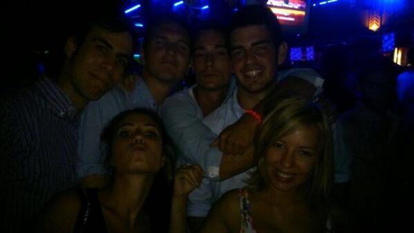 Srbeiroa's tweet photo. Yo y mis ganas de pegarme un ciegazo en la plaza amarilla. http://t.co/nk7sTG6w1Y