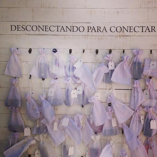 anabelvazquez's tweet photo. Mi móvil ha estado ahí 3 horas. Mientras, @dmoralejo y yo arreglando el mundo. Gracias por la desconexión @ginMare http://t.co/5Y9zIQM60K