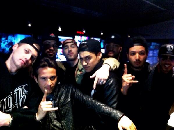L_Entourage75's tweet photo. Hier dans les locaux de @canalplus en attendant @Doumslentourage et @AlphonsoTheDon http://t.co/SM99oImYV2