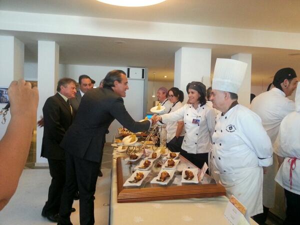 palomaluis's tweet photo. #fideuadeGandia visita autoridades @prviva @posadarealSM @chefcampos1980 @juliangg57 http://t.co/7Vu5AqlOmE