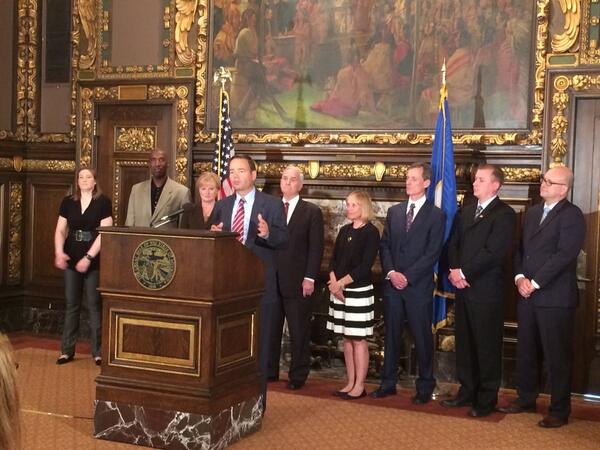 David_Mortenson's tweet photo. Cool launching #FinalFour bid for MSP w_Gov &amp;MaryB but cooler hang'n w_W/NBA champs LindseyW &amp; Double T. http://t.co/RFgH2VPgST