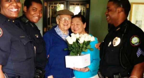 Un hombre con Alzheimer tiene un momento de lucidez y se escapa para comprar rosas a su mujer antena3.com/noticias/mundo…