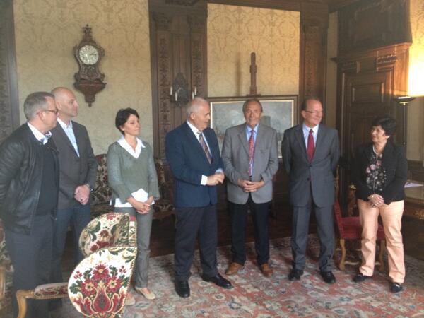 PhilippeSERRAND's tweet photo. Ils unissent leurs efforts pour le commerce a saint Malo : signature de la convention ville uc Cci http://t.co/qSmZb7jQNQ