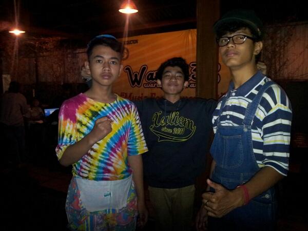 Tiga Official yg kece parah. 
Cuma di #cafewaris