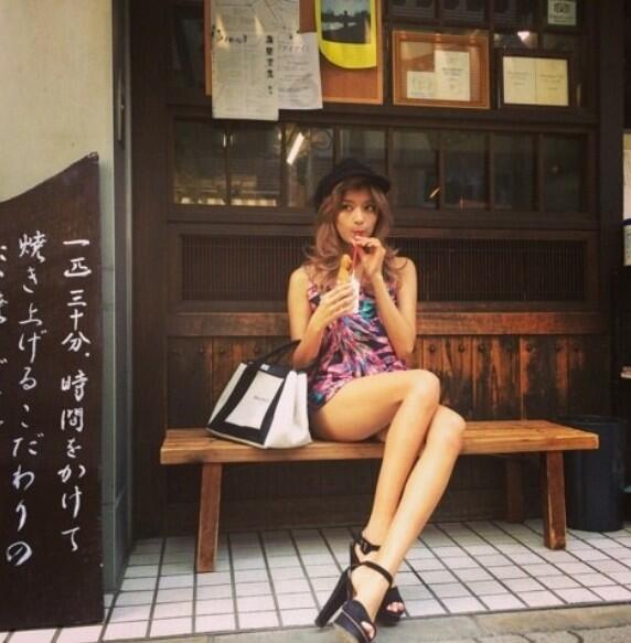 真似したい！人気モデル私服コーデ♡ Twitterissä: "【ローラ】 帽子→Ca4la セットアップ→Bonica dot バッグ→ Balenciaga サンダル→Carven 真似したいと思ったらRT♡ http://t.co/OeshUkJPOM" / Twitter