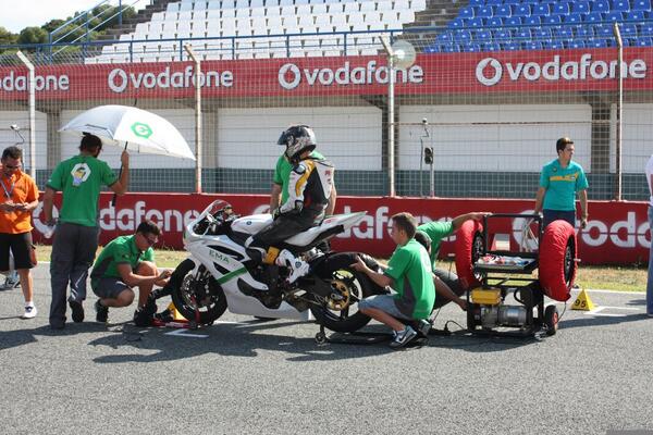 Franmx96's tweet photo. Muy buen fin de semana en jerez haciendo el CAV  con la escuela y el piloto Adrian Medina.. Deseando volver a repetir http://t.co/SVaujEFJeL