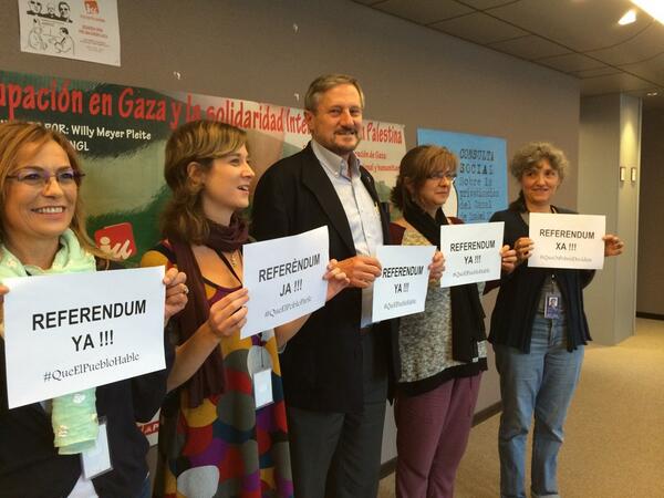 IzquierdaUnida's tweet photo. La delegación de la #IzquierdaPlural en el #ParlamentoEuropeo demanda un #ReferendumYA para que el pueblo decida http://t.co/t872iyezNg