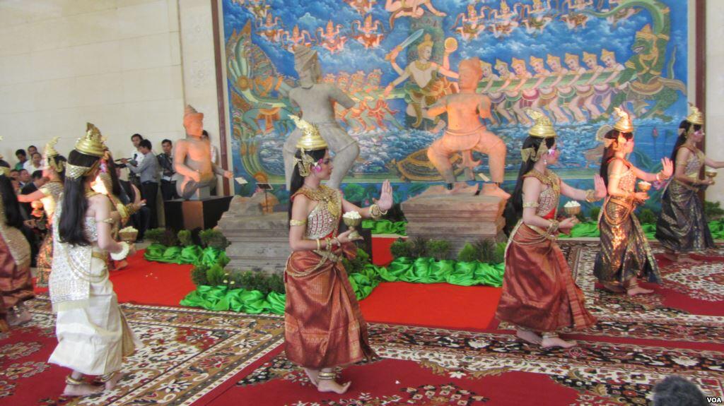 Dancers celebrate return of 3 looted ancient statues in Phnom Penh. Stolen by Khmer Rouge, trafficked to US museums http://t.co/ZyqngsiZHo
