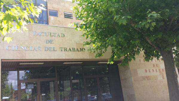 JuanAGAmado's tweet photo. Esta era mi Facultad de Derecho de León. El letrero grande y brillante lo han puesto la semana pasada. http://t.co/hiDCcfTsuy
