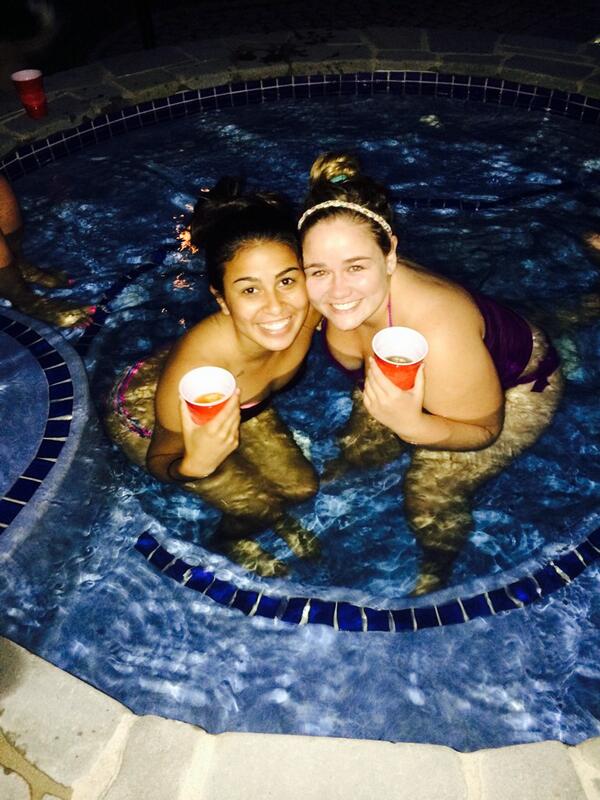 devkayleee's tweet image. Happy bday livvy 💜 #poolpic