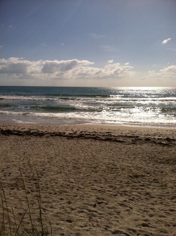 JDOriani's tweet image. Have 15min to burn before my next commitment? Have to LOVE the #WritersLife! I #AmReading #Beachside this morning :-)