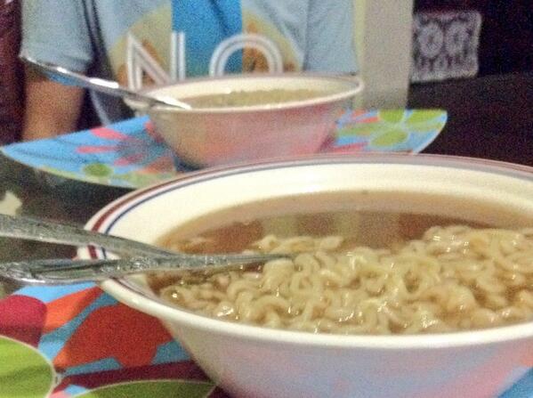 leftspaced's tweet image. We were bored and hungry so we cooked this. #cookingexperts @daveeeee_e