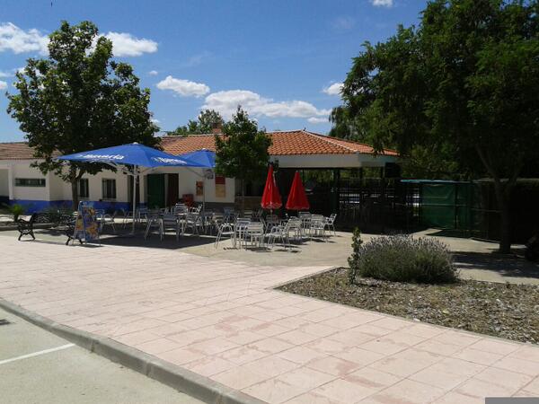 ELVERGELLOPARTE's tweet photo. Abierto el bar de la pisci http://t.co/iNeQCZncbz