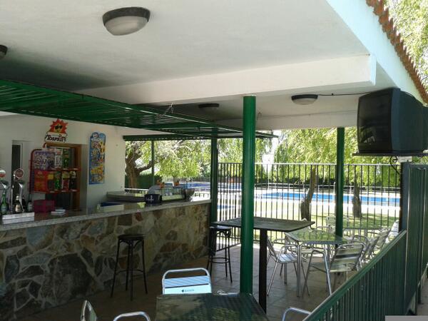 ELVERGELLOPARTE's tweet photo. Abierto el bar de la pisci http://t.co/iNeQCZncbz