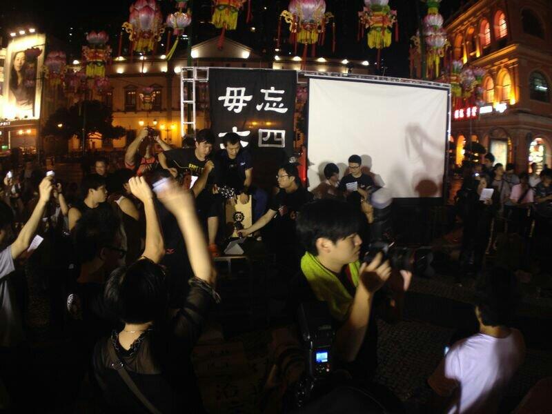 東邪西毒on Twitter 澳门的悼念集会进入尾声 有年轻人伴奏下 众人合唱 自由花 有在场内地学生对内地游客说 鼓励他们回去以后告诉朋友真相 Tam25 六四