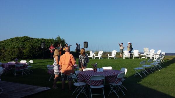 activelogix's tweet image. Bluegrass band warming up by the beach at GAPPA Trade Show. Bar-b-Que sponsored by #Essex and #PeriscopeDashboard
