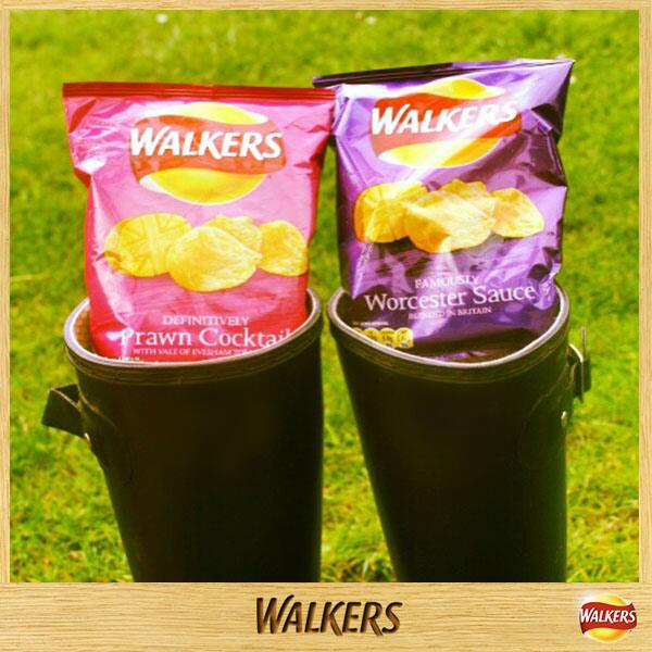 walkers_crisps's tweet photo. Yum together, but which do you prefer? Simply tweet us your favourite with #flavouroff and you could win a box! http://t.co/6Qaq3eVI07