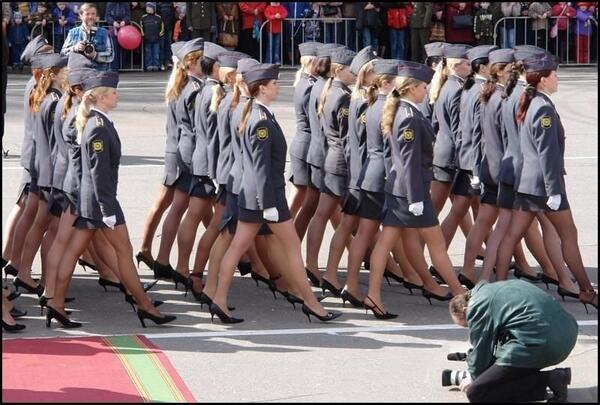 OscarGolfmaster's tweet photo. Imagino que habrá desfile cuando coronen a Felipe VI.
XD XD XD http://t.co/CRsUSQE7uY