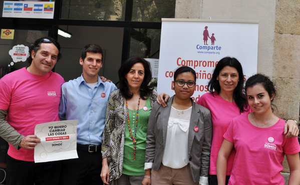 Weseoo's tweet photo. Aquí están nuestros amigos de @Comparte_NGO preparados para el #díasomos  ¡Envía SOMOS al 28014! @Somos_asi_org http://t.co/UseY4BL41f"