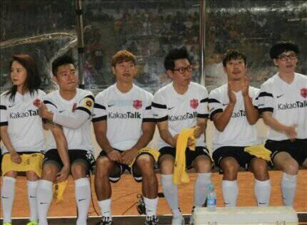 런닝맨 Running Man members except Kwang Soo sitting on the bench of Asian Dream Cup 2014.