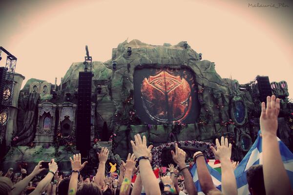 Malaurie_Pln's tweet photo. It restarts this year♥  #Tomorrowland http://t.co/OMn1mRltIv