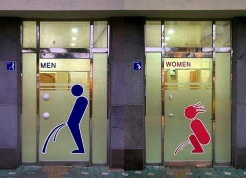 Twitter 上的 天鍵みつき 同じく韓国のトイレマークです 尿のイラストを男女で共有していますが 女性のほうは足で見えない分前にずらされ勢いと飛距離が男性より増しているという結果的に嫌にリアルな図に仕上がっています これ作った人は間違いなくフェチ