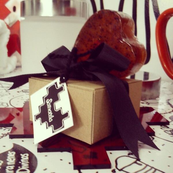 geeksestudio's tweet image. Nada como pasar por la casa y darte un baño. #GeekSoap de canela ft. #Sattvacela con un #GeekCharm.