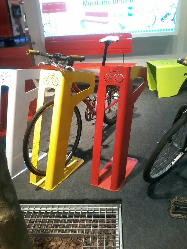 pbaldoARQ's tweet photo. Soporte de chapa para estacionar la bici con onda. En el stand H52 TDL SA #batimat2014 @arq_clarin http://t.co/Ber1WkrQwa
