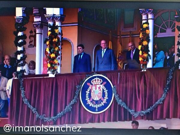 imanolsanchez's tweet photo. #SanIsidro14 Día Histórico, última vez que S.M. El Rey Juan Carlos I preside la corrida de beneficencia ¡Viva El Rey! http://t.co/tsBcFnTr4v