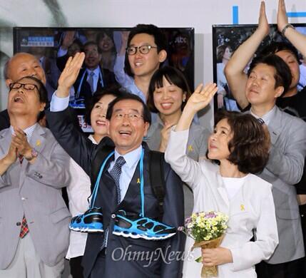 wonsoonpark's tweet photo. 서울은 4년 더 시민이 시장입니다. 낡은 정치와의 결별을 선택해 주셨습니다. 새로운 서울로 응답하겠습니다. 우리모두를 위한 서울 만들겠습니다.
시민의 말씀, 시민에게 드린 약속 꼭 지키는 의리시장이 되겠습니다. http://t.co/8Zfk7AO49J