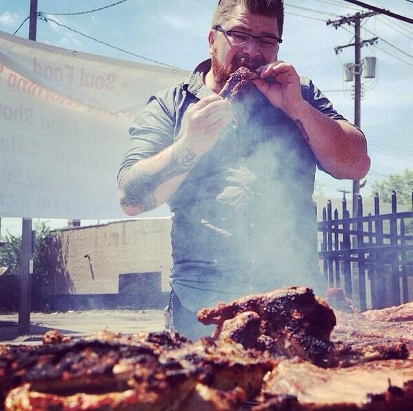 The infamous Chef Sawyer of Cleveland taking his #BESTBITE by grubbing on 1/2 Slab of Ribs. Thanks <a href="/chefsawyer/">jonathon sawyer</a>!
