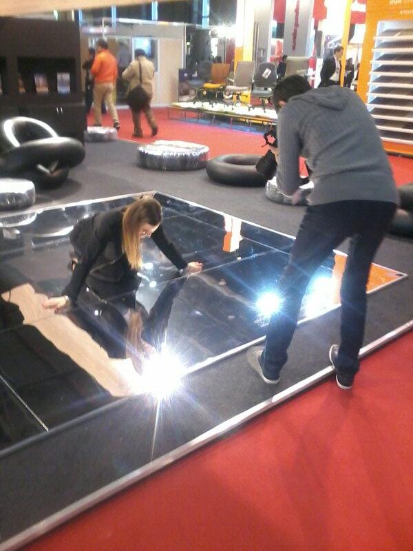 pbaldoARQ's tweet photo. Sesion de fotos con modelo stand ARQ #BATIMAT2014. @arq_clarin http://t.co/Dsy3m9IH1x
