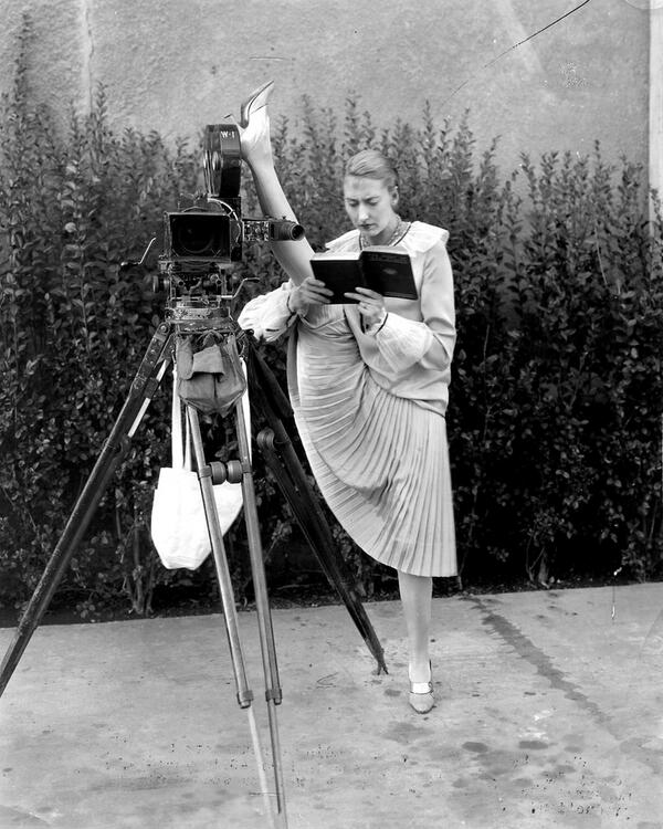 MishaBotha's tweet photo. 1920s multi-tasking http://t.co/B3tDBeYrAT @minettedekock