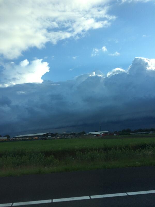 grsbkdanny's tweet photo. @helgavanleur bijzondere lucht http://t.co/uxDDAmAqgo