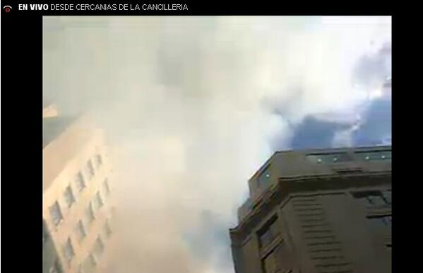 latercera's tweet photo. Transmisión en vivo del incendio que afecta en este momento a edificio aledaño a Cancillería http://t.co/kchV04j8IP http://t.co/fV1i6RCE87