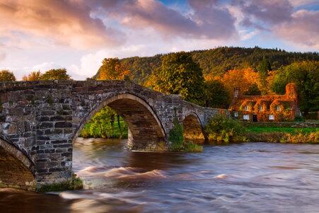VisitBritain's tweet photo. Discover Wales award winning tearooms and cafes: http://t.co/UAKgpX6GqN http://t.co/ctrK71vnDc