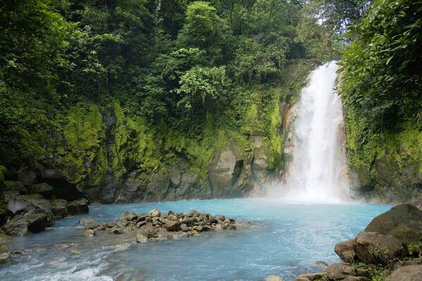 toyotarentcr's tweet photo. ¡Es una época ideal para visitar Río Celeste! Montate en uno de nuestros 4x4’s y deslumbrate con sus aguas azuladas. http://t.co/MyfCX5ZJ4z