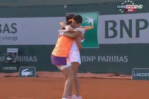 <a href="/CarlaSuarezNava/">Carla Suárez Navarro</a>  y <a href="/GarbiMuguruza/">Garbiñe Muguruza</a> alcanzan las semifinales de Dobles al ganar 6-4 6-4 a Peschke-Srebotnik. Grandes!!
