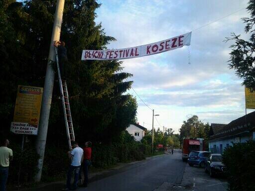 MarkoPeterlin's tweet photo. Tudi gasilci pomagajo pri pripravah na jutrišnji #UlicniFestivalKoseze :) via @MarjetaBencina @Focus_drustvo @_ipop http://t.co/icL9yDm3Ul