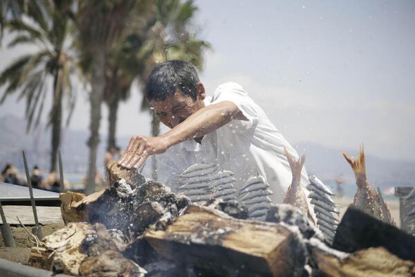 DiarioSUR's tweet photo. En #fotos | http://t.co/Lu6OAn8Djj Un fabuloso reportaje sobre cómo quiénes hacen los mejores #espetos de #Málaga. http://t.co/nDiVAjgg5R