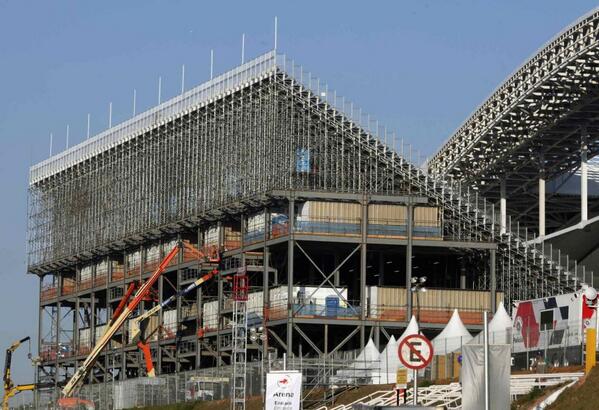 qCanteo's tweet photo. Así está el estadio Arena de Sao Paulo donde jugarán Brasil y Croacia el partido inaugural del Mundial 2014 http://t.co/n6bvIDALB5