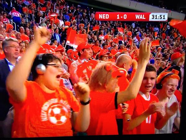 Dit verklaart waarom het zo stil is in de Arena....#nedwal #koptelefoon