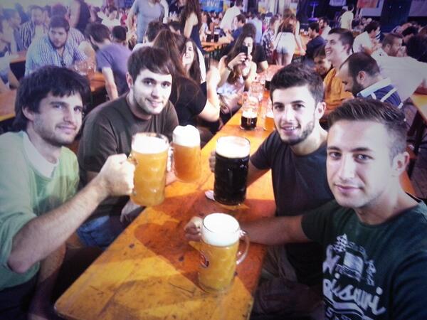 NachoSanchez19's tweet photo. Hoy en Oktober fest 50% de descuento. http://t.co/jfIVoeEWvG
