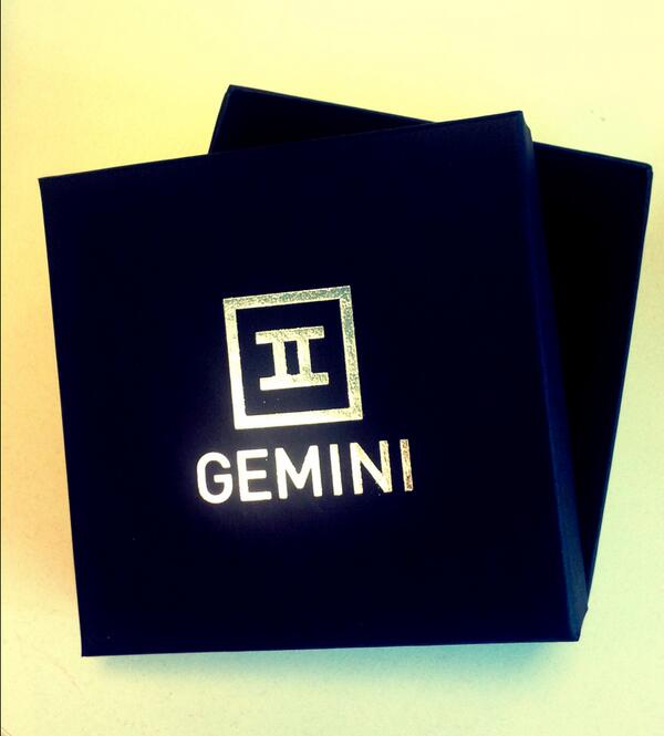 tinethijsen's tweet photo. Zo blij met wat ik vanochtend op mijn bureau vond! @marcbeenders @GeminiBracelets http://t.co/rSLi0aiE4h