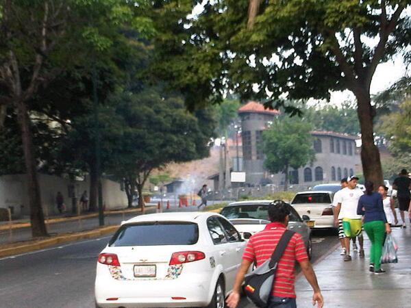 manu572j's tweet photo. #TodaVENEZUELAcontigoLeopoldo
Detonaciones y gas lacrimógeno en Terrazas del Avila. - #Caracas http://t.co/tho0xUOAU2"