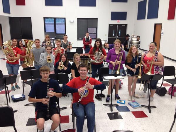 WSDLibertyBand's tweet photo. "6th Grade Day" for the LHS band! We even finished 1 page of the beginning band book! #InstrumentSwitch #TheyreTaller http://t.co/BDO4jMevts