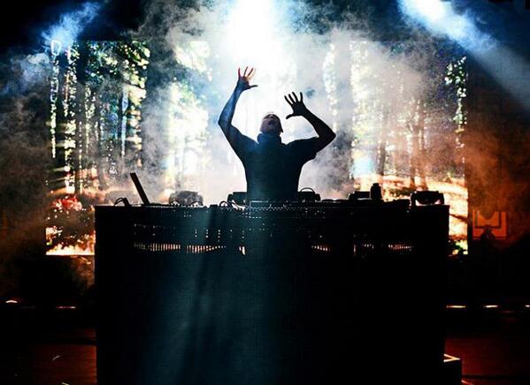 .<a href="/kaskade/">Kaskade</a> takes us behind the scenes of his #redux tour dancingastronaut.com/2014/06/kaskad…