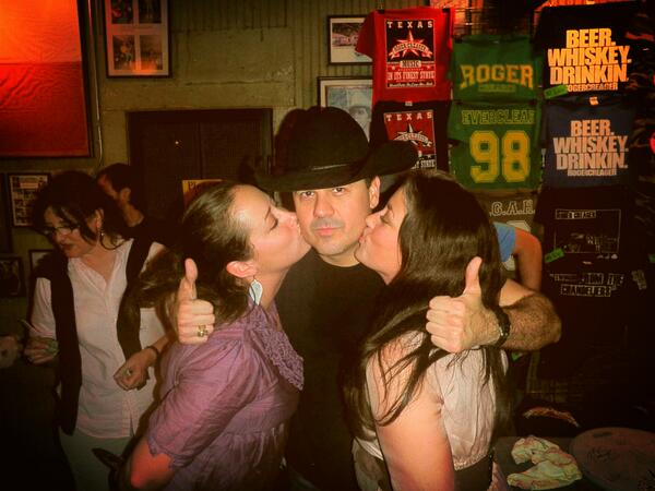 ShaleeRookstool's tweet photo. Lookin forward to a great show with @rogercreager at #nuttybrowncafe #riversong @jbubbo #threewaykiss #gruenehall http://t.co/amY7U5G29y