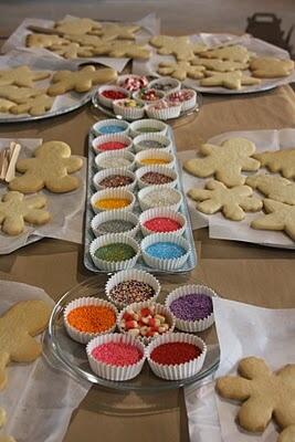 cute idea for kids parties ... let them decorate their own! Would get very messy.
